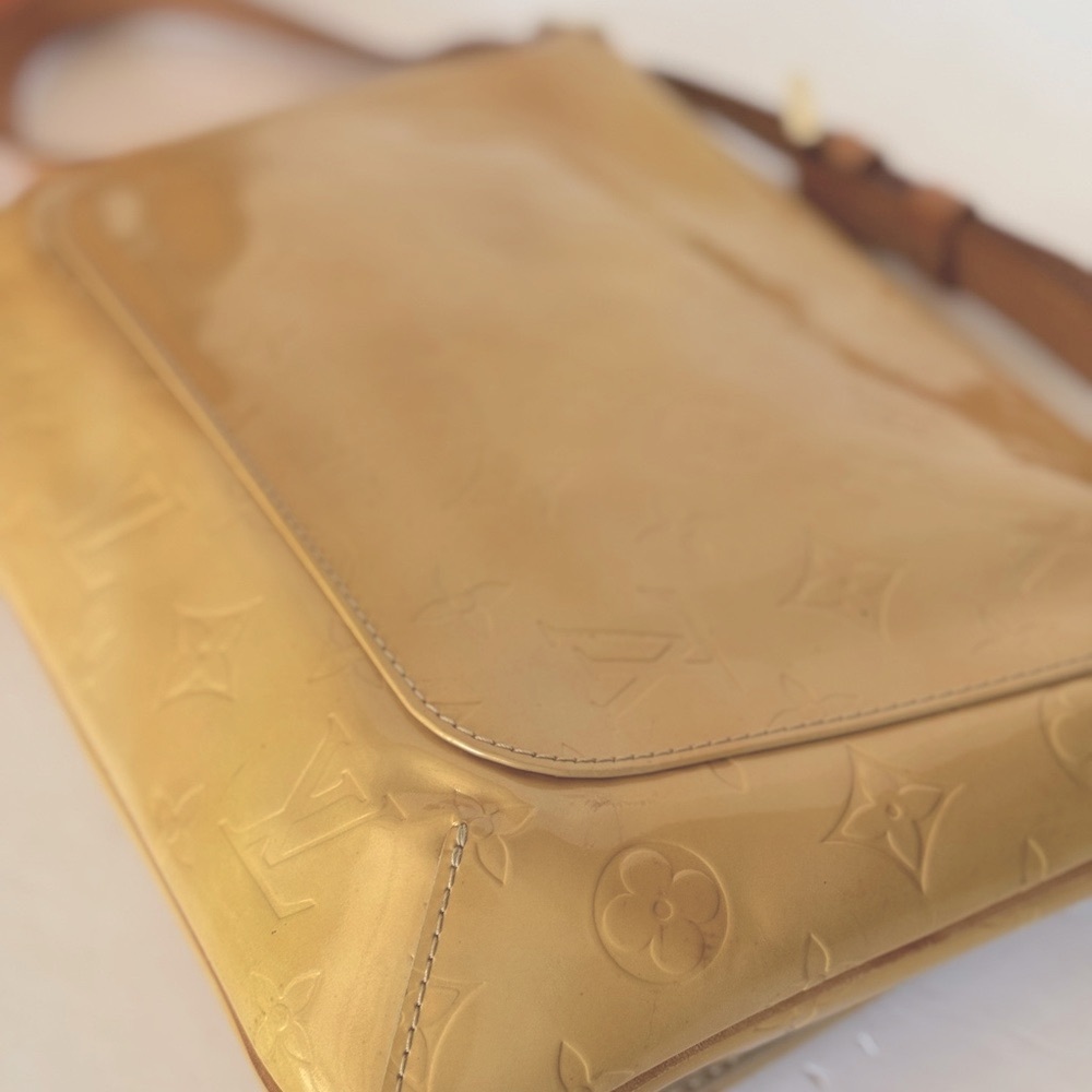 Authentic Louis Vuitton Vernis Thompson Shoulder Bag with Classic Design. - Picture 8 of 14